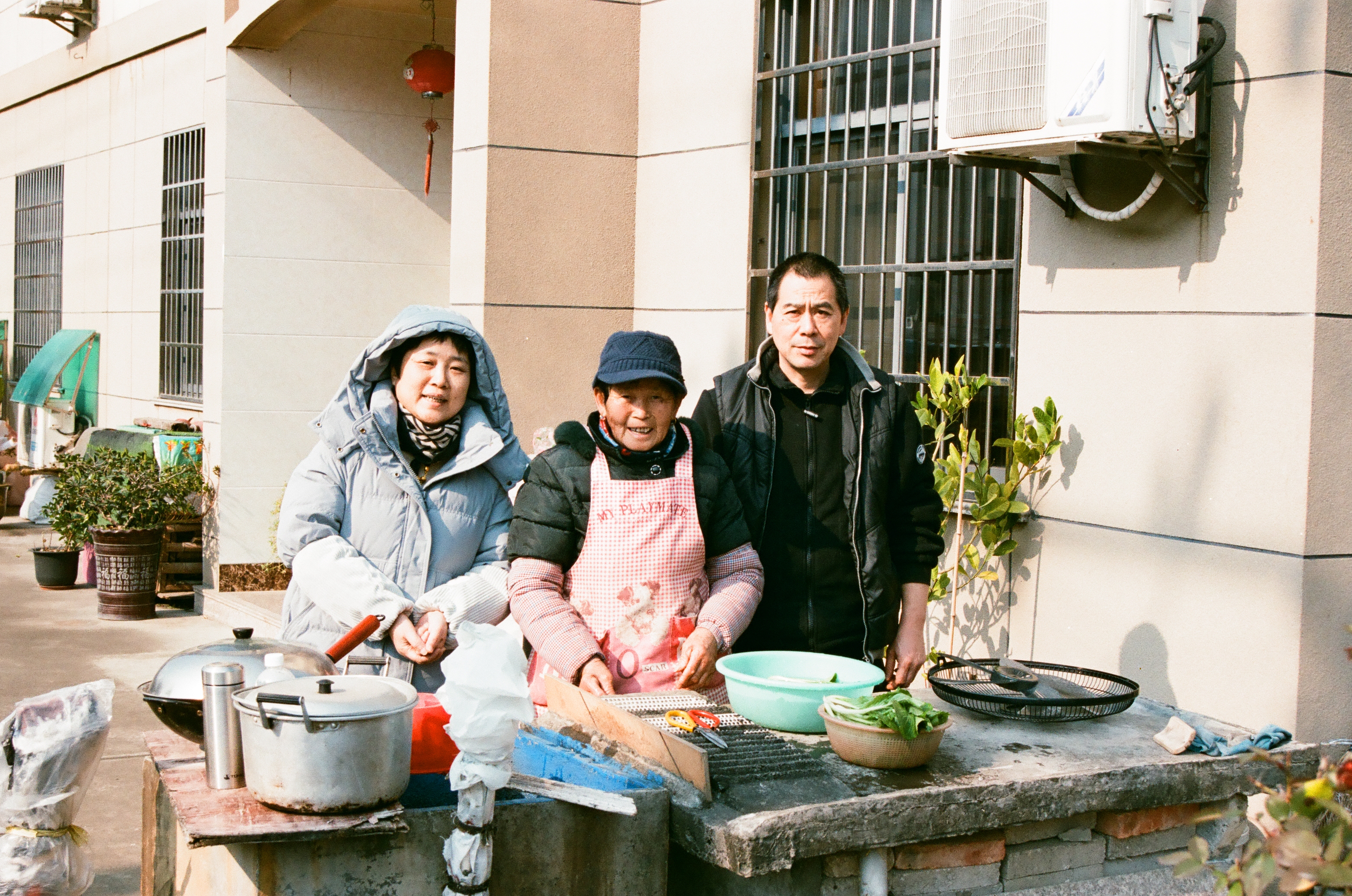院子里的露天水池前，裹着厚厚的冬衣，这就是最真实的过年记忆。