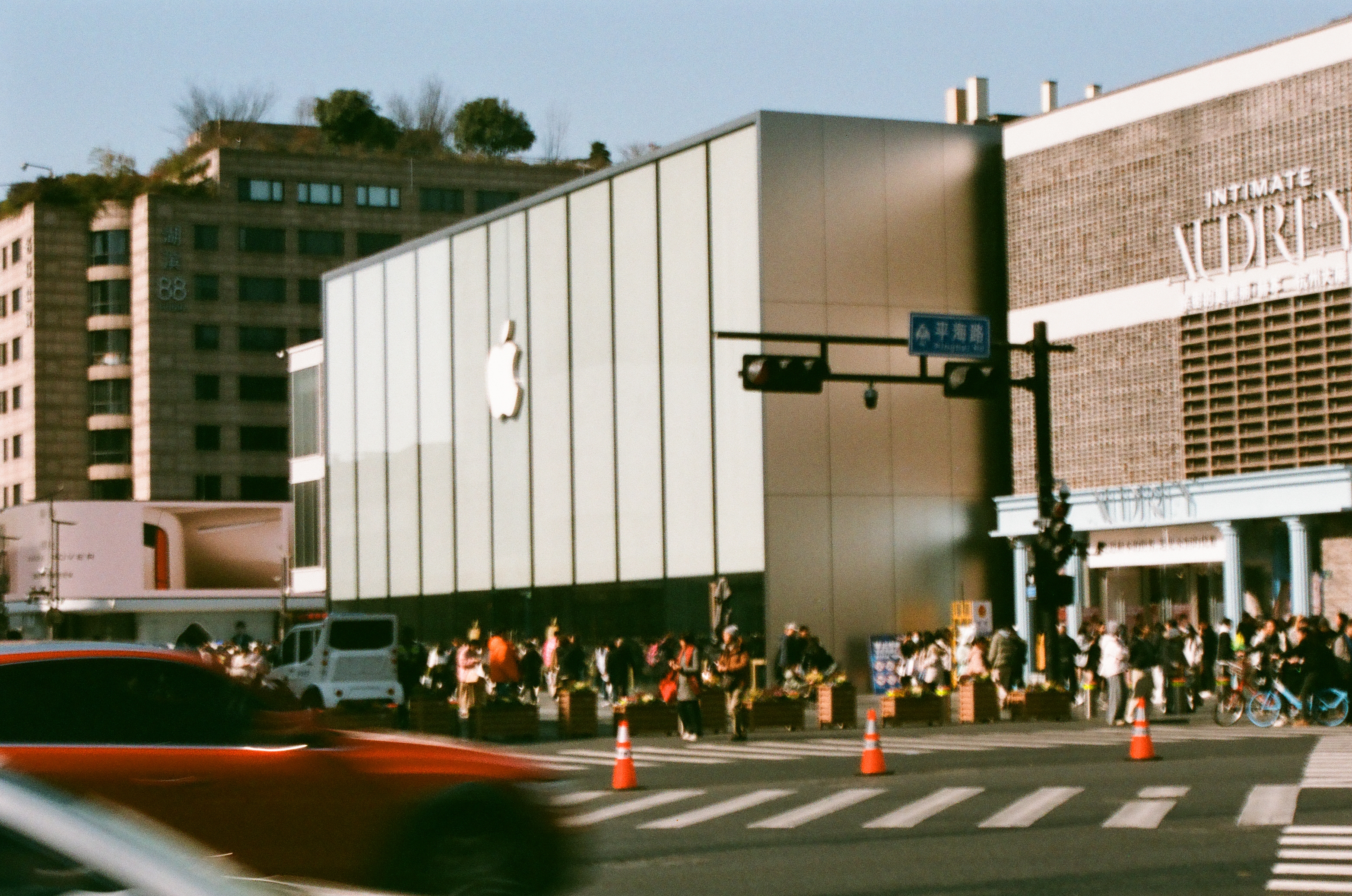 平海路口的 Apple Store，玻璃幕墙映射着冬日的阳光，属于杭州的现代与摩登。